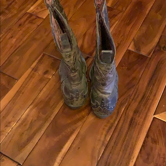 Boots - Picture 3 of 3